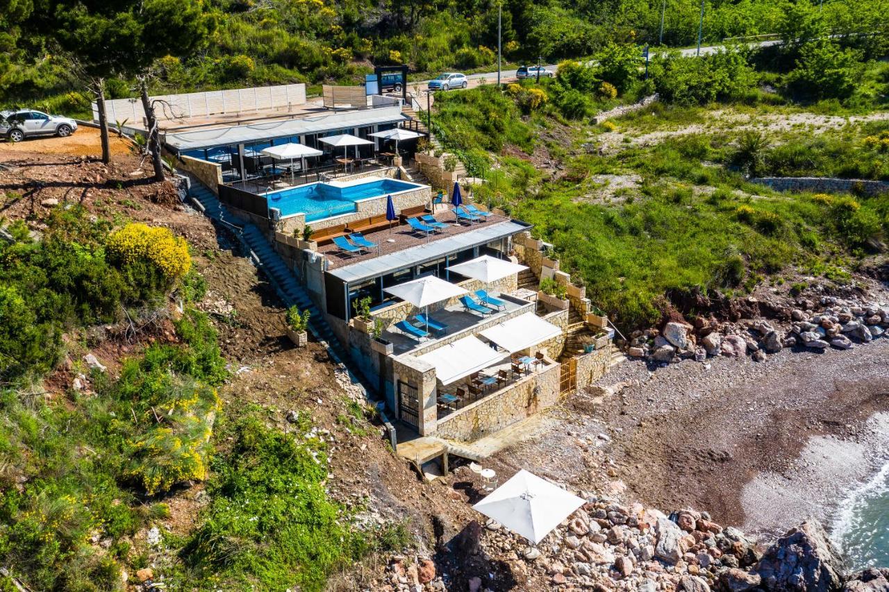 Beachfront Red Apartments With Pool Bar Exteriör bild