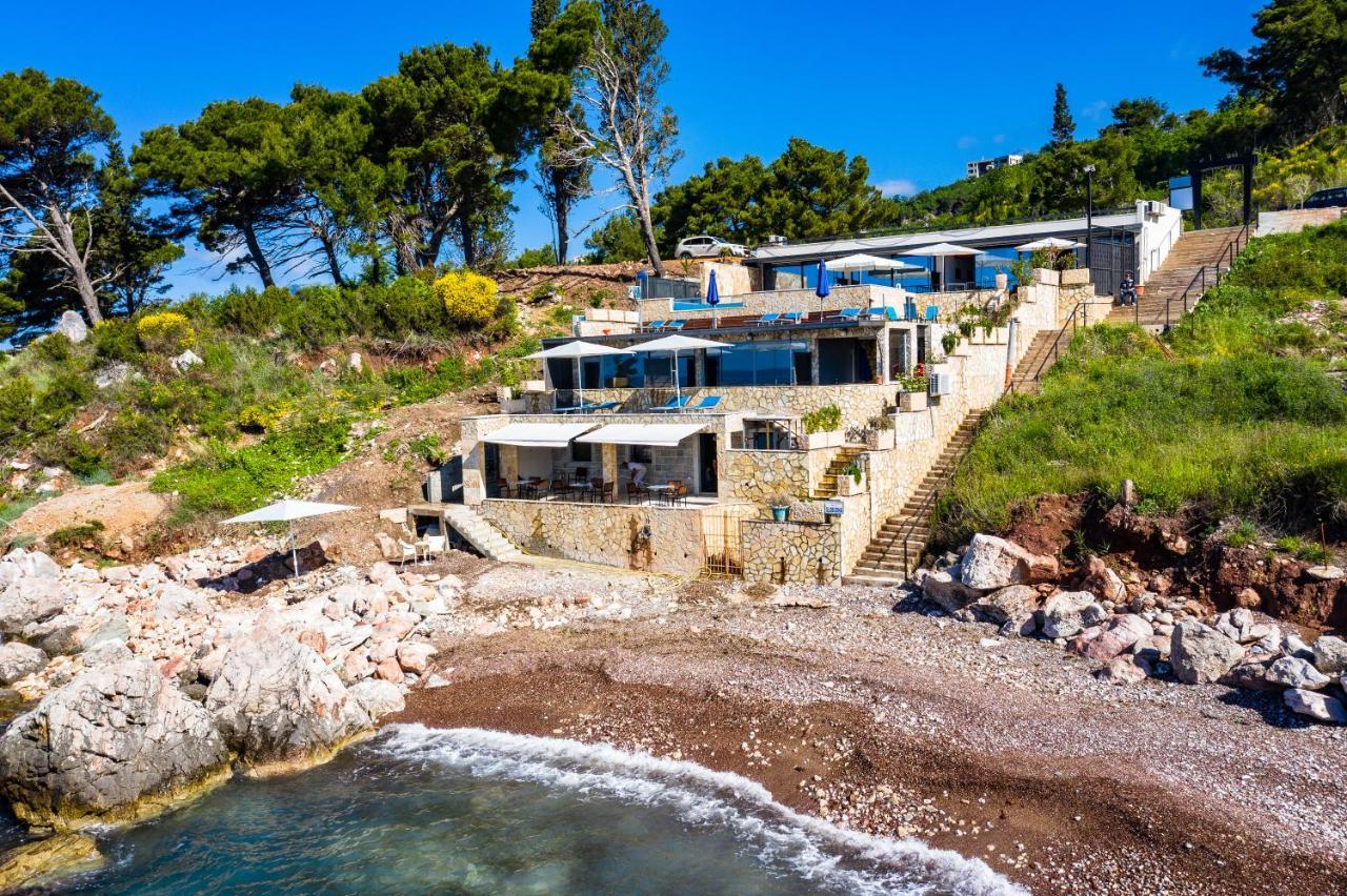 Beachfront Red Apartments With Pool Bar Exteriör bild