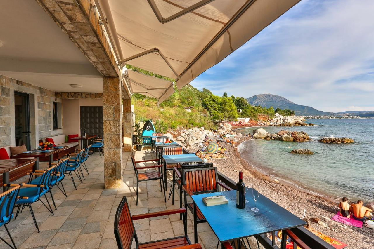 Beachfront Red Apartments With Pool Bar Exteriör bild