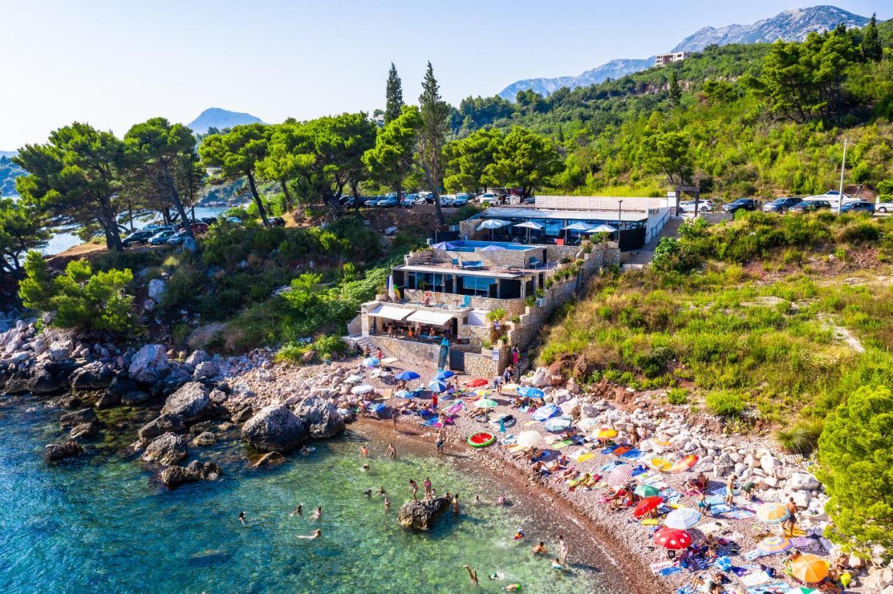 Beachfront Red Apartments With Pool Bar Exteriör bild